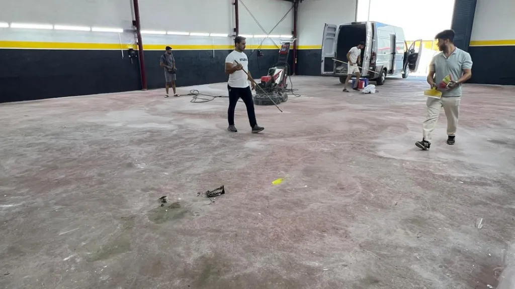 KMK İzolasyon ekibinin fabrika zemininde beton silim çalışması