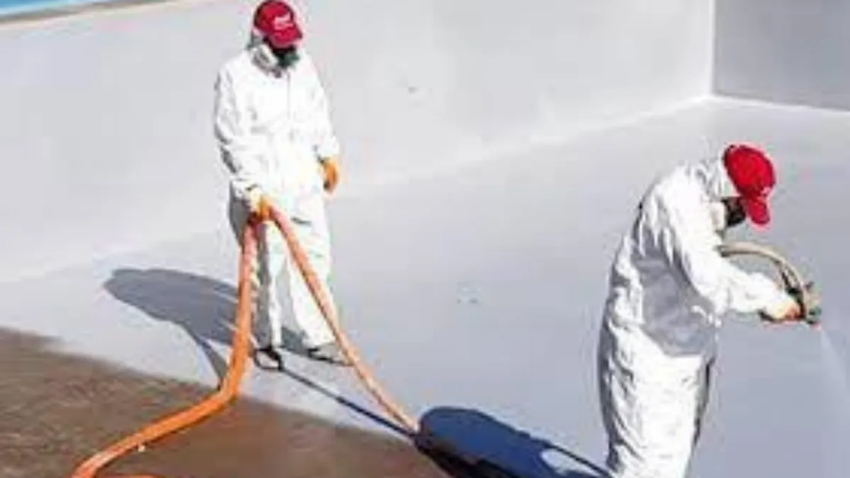Havuz yüzeyine püskürtme su yalıtımı uygulayan iki usta